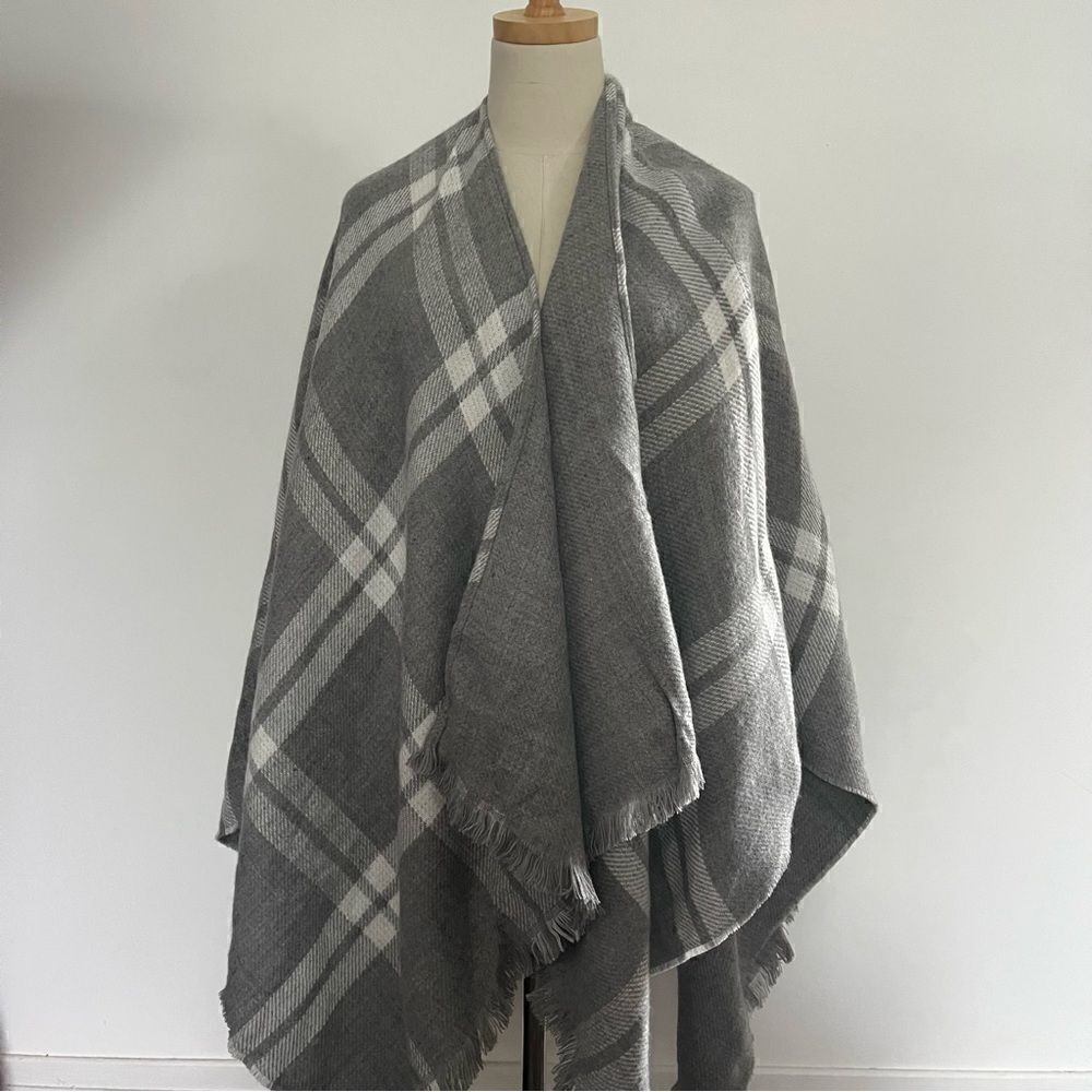 Banana Republic NWT  Grey White Plaid Poncho OS - Picture 5 of 9